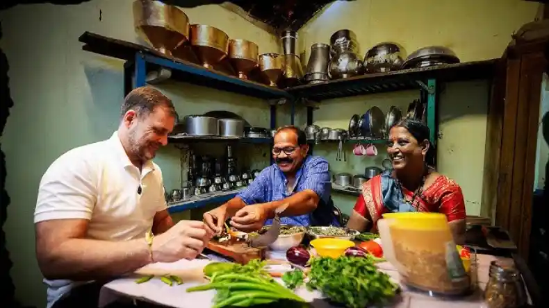 दलित के घर भोज पर पधारे राहुल गांधी, पकाया खाना और लिया मिर्च का जायका, देखें Video