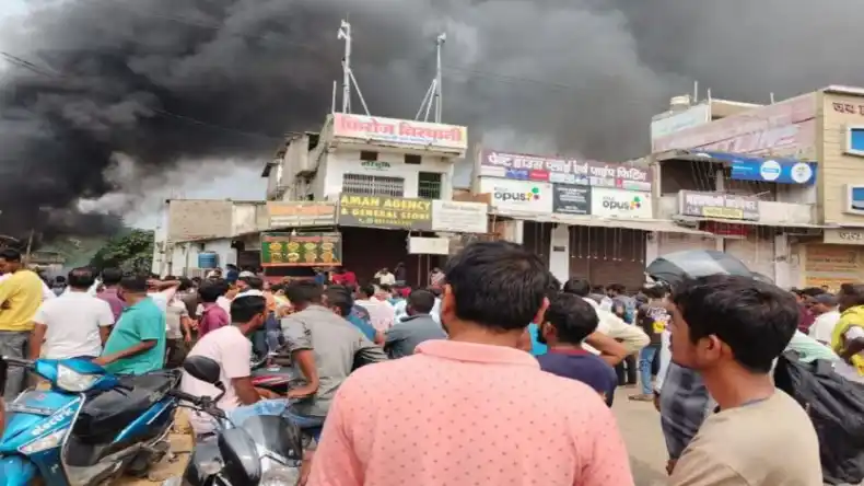 सूरजपुर में हेड कांस्टेबल के परिवार की हत्या, आक्रोशित भीड़ ने कांग्रेस नेता का जलाया घर