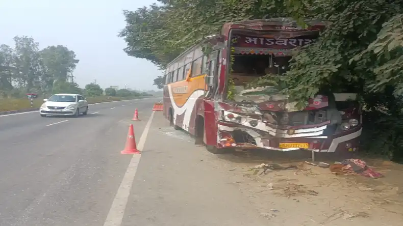 हरिद्वार से अयोध्या जा रहे तीर्थ यात्रियों की बस हुई हादसे का शिकार, बाल-बाल बची जान