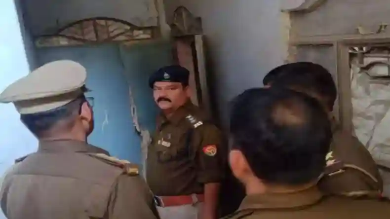 चार साल से बंद मदरसे में मिला नरकंकाल, ब्लैक बोर्ड पर लिखी थी ABCD,पुलिस भी हुई हैरान !