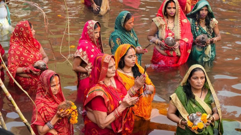 Chhath Puja 2024: आज अस्ताचलगामी सूर्य को दिया अर्घ्य, सुबह होगी उगते भास्कर की पूजा