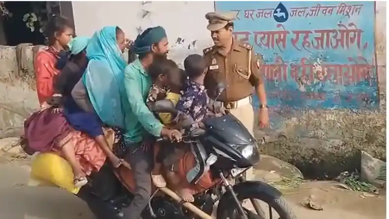 युवक ने बाइक को बनाया डंपर, बिठाए बंपर लोगो, ट्रैफिक पुलिस ने जोड़े हाथ