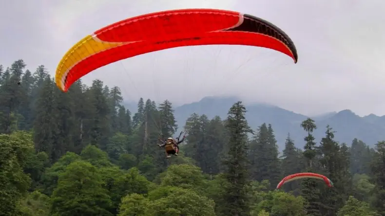 पैराग्लाइडिंग करते वक्त हिमाचल में हुआ बड़ा हादसा, जंगली पहाड़ों में फंसा युवक