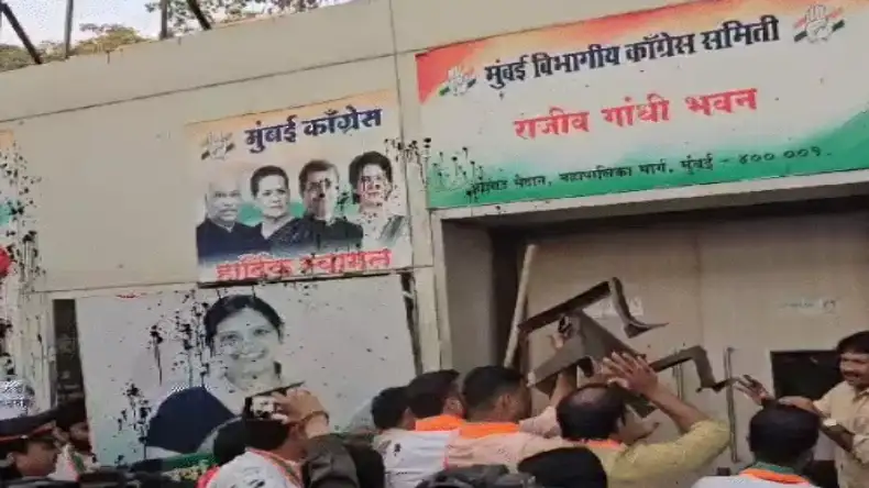 राहुल की धक्का-मुक्की से भड़के BJP कार्यकर्ता, कांग्रेस दफ्तर में घुसकर कालिख पोती