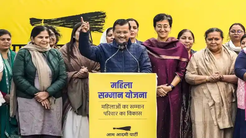 कार्ड बांटकर फिर से दिल्ली जीतने की कोशिश में केजरीवाल! बीजेपी-कांग्रेस बोली- सब चुनावी झांसा