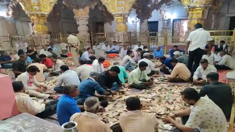 सांवलिया सेठ मंदिर में चढ़ाया गया 25 करोड़ से अधिक का चढ़ावा, अभी भी गिनती जारी