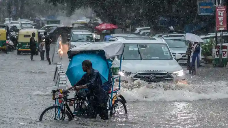 Weather Update: दिल्ली में झमाझम बारिश से हुआ सड़कों का हाल बेहाल, UP में ऑरेंज अलर्ट जारी