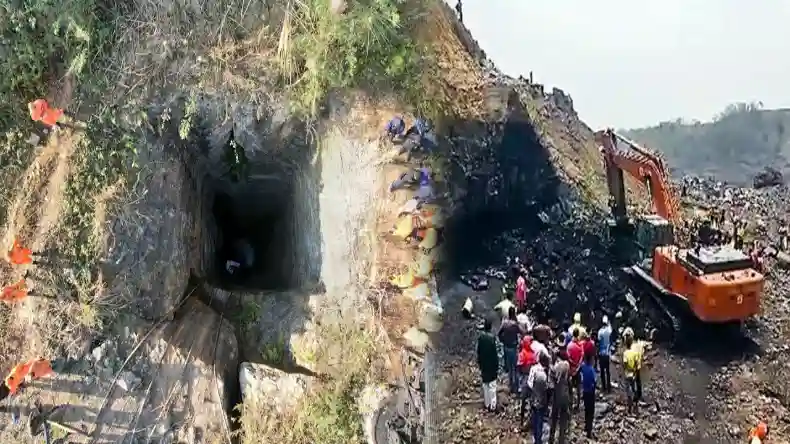 300 फीट गहरी खाई में फंसी 9 जिंदगियां, 100 फीट भरा पानी, रेस्क्यू करने पहुंची नेवी