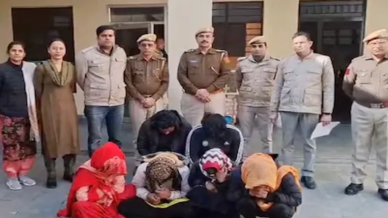 ‘एडवांस 600 दे दो’ बोलकर अपने झांसे में फंसाती थी ये लड़कियां, पुलिस ने किराए के घर में मारा छापा, मंजर देख उड़े होश