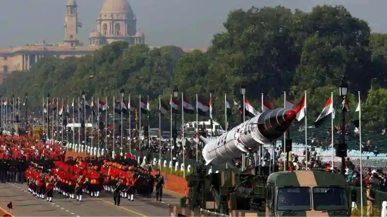 कर्तव्य पथ पर भीष्म टैंक ने भरी हुंकार, गरजे ब्रह्मोस-रफाल..