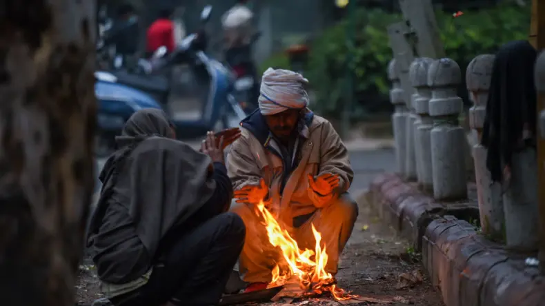 नए साल पर भयंकर कोल्ड अटैक: कश्मीर से दिल्ली तक सब कांपे, IMD ने जारी किया अलर्ट