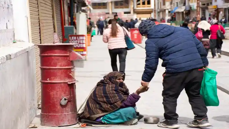 भिखारियों को दिया भीख या खरीदा सामान तो जाना होगा जेल, जानें इसके पीछे का फंडा