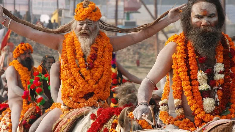 Maha kumbh 2025: मकर संक्रांति के पवित्र ‘अमृत स्नान’ के लिए करोड़ों श्रद्धालुओं की भीड़, अधिकारी अलर्ट, तस्वीरें आईं सामने